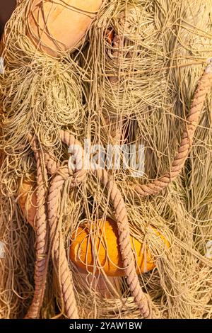 Abstraktes Bild von Fischnetzschwimmern und Seilen in Steveston British Columbia Kanada Stockfoto