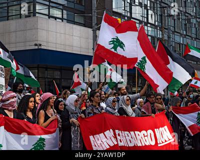 Toronto Kanada / 20.09.2024. Demonstranten und Unterstützer gegen den Krieg in Gaza ziehen durch die Innenstadt von Toronto. Stockfoto