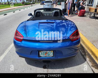 Miami Beach, Florida USA - 8. Juni 2024: 2018 Porsche 718 Boxter blau am miami Beach. Luxusauto Porshche am Ocean Drive Miami Beach. Rückansicht Stockfoto