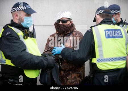 Die Polizei verhaftet am Anti-Lockdown-Protest Trafalgar Square, London, 24. oktober 2020 Foto von Brian Jordan Stockfoto