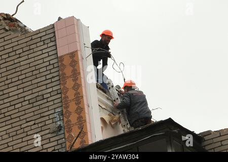 Nicht exklusiv: DNIPRO, UKRAINE - 14. OKTOBER 2024 - Arbeiter befinden sich an einem Schutthaufen auf dem Wohnblock auf dem Vokzalna-Platz, der von einem Russland getroffen wurde Stockfoto