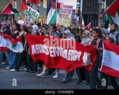 Toronto Kanada / 20.09.2024. Demonstranten und Unterstützer gegen den Krieg in Gaza ziehen durch die Innenstadt von Toronto. Stockfoto