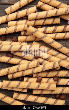 Nahaufnahme von gestreiften Waferrollen auf dunklem Hintergrund. Hintergrund oder Textur Stockfoto
