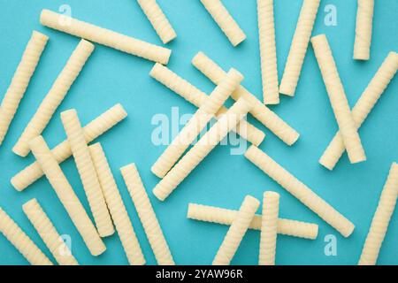 Köstliche Milchwaffelbrötchen auf blauem Hintergrund. Draufsicht Stockfoto