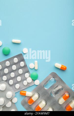 Nahrungsergänzungsmittel und Pillen Blisterpackungen auf blauem Hintergrund. Apotheker und Kliniken. Draufsicht Stockfoto