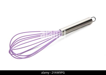 Violetter Silikonbesen auf weißem isoliertem Hintergrund. Fülldraht Edelstahl Kochen, Mischen, Schlagen, Schlafen, Rühren für Teig, Schokolade und Stockfoto