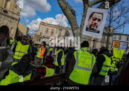 Die Proteste gegen die Regierung von Präsident Emmanuel Macron werden in Frankreich zum zehnten Mal in Folge fortgesetzt. Neben den Tausenden von Demonstranten aus Gelbwesten in Paris versammelten sich etwa 800 Demonstranten in der südöstlichen französischen Stadt Forcalquier, der Heimat des französischen Innenministers Christophe Castaner. Die Gendarmerie verhinderte, dass die Demonstranten Castaners Haus erreichten. Gelbwesten Proteste begannen im November wegen erhöhter Treibstoffsteuern, und obwohl die Treibstoffsteuern sukzessive abgeschafft wurden, werden die Proteste gegen die Wirtschaftsreformen von Präsident Macron fortgesetzt. Du Stockfoto