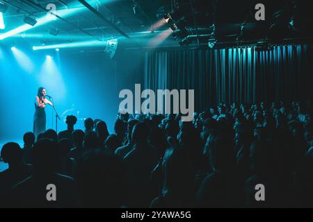 Kopenhagen, Dänemark. Oktober 2024. Der Norwegisch-amerikanische Sänger, Songwriter und Musiker Okay Kaya gibt ein Live-Konzert im Hotel Cecil in Kopenhagen. Stockfoto