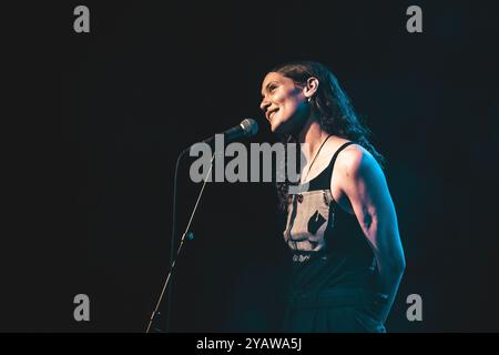 Kopenhagen, Dänemark. Oktober 2024. Der Norwegisch-amerikanische Sänger, Songwriter und Musiker Okay Kaya gibt ein Live-Konzert im Hotel Cecil in Kopenhagen. Stockfoto