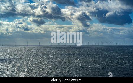 Windräder in der Ostsee zwischen Schweden und Dänemark, aus einem fahrenden Zug Stockfoto