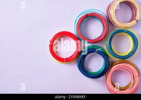 Flache Anordnung von bunten Spulen aus pla-Kunststoff für 3D-Stift. Perfekt für Projekte im Zusammenhang mit Handwerk, Technologie oder Heimwerkern Stockfoto
