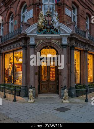 Außenansicht des James Purdey & Sons Gun Shop, Mayfair, London, England Stockfoto