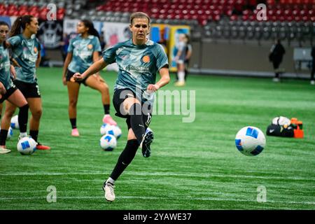 Vancouver, Kanada. Oktober 2024. Vancouver, British Columbia, Kanada, 15. Oktober 2024: Christine Sinclair (12 Portland Thorns FC) während der Aufwärmphase vor dem Gruppenspiel des CONCACACAF W Champions Cup zwischen Vancouver Whitecaps FC Girls Elite und Portland Thorns FC im BC Place Stadium in Vancouver, British Columbia, Kanada (NUR REDAKTIONELLE VERWENDUNG). (Amy Elle/SPP) Credit: SPP Sport Press Photo. /Alamy Live News Stockfoto