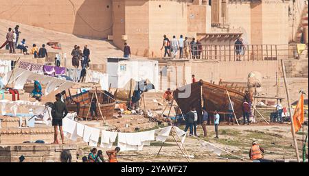 Varanasi, Uttar Pradesh, Indien. Viele Leinen trocknen an einem Seil. Ganga am Morgen. Die gewaschenen Laken und die Bettwäsche werden von der Gang getrocknet Stockfoto