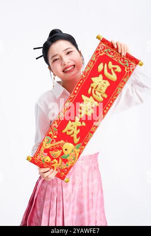 Eine junge Chinesin, die das Frühlingsglühen in der Hand hält Stockfoto