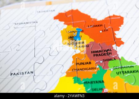 Eine Kartennadel zeigt Jammu - die Hauptstadt von Jammu und Kaschmir auf der indischen Karte Stockfoto