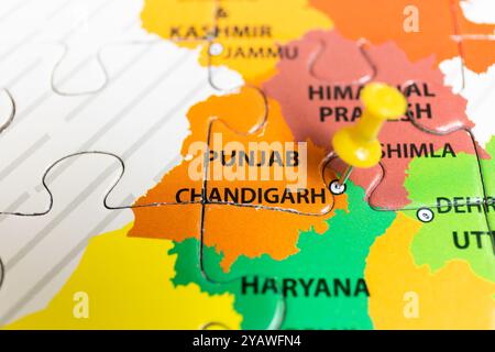 Eine Kartennadel zeigt Chandigarh - die Hauptstadt von Haryana und Punjab auf der indischen Karte Stockfoto