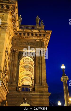 Praque, Tschechische Republik, 10. Mai 2023: Das Nationaltheater wird in Prag während der blauen Stunde am Abend beleuchtet. Stockfoto