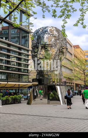 Prag Tschechische Republik - Mai 05. 2023: Die rotierende Statue von Franz Kafka des tschechischen Künstlers David Cerny Stockfoto