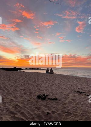 Sonnenuntergang am Makalawena Beach auf der großen Insel Hawai'i Stockfoto