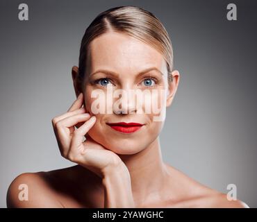 Porträt, Schönheit und reife Frau im Make-up für Leuchten, Hautpflegeergebnisse oder Dermatologie. Gesicht, Touch und Modell mit rotem Lippenstift für Kosmetik, Anti Stockfoto