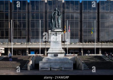 Queen Victoria Statue vor den Bürgerbüros in Portsmouth. Oktober 2024. Stockfoto