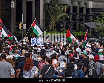 Toronto Kanada / 20.09.2024. Demonstranten und Unterstützer gegen den Krieg in Gaza ziehen durch die Innenstadt von Toronto. Stockfoto