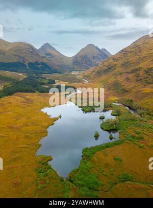 Luftaufnahme von der Drohne von Lochan URR in Glen Etive in Scottish Highlands, Schottland, Großbritannien Stockfoto