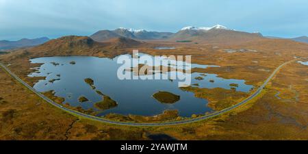 Aus der Vogelperspektive von der Drohne Lochan na h-Achlaise und der A82 Road auf Rannoch Moor in den schottischen Highlands. Stockfoto