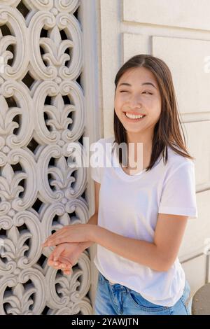 Schöne Junge Asiatische Frau, Die Durch Das Fenster Schaut, Komisch Stockfoto