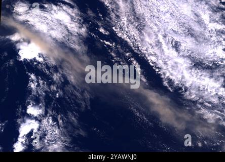 Asche aus dem isländischen Vulkan Eyjafjallajökull, hier in Bildern des Multiangle Imaging Spectroradiometer (MISR) auf der NASA-Raumsonde Terra am 16. Mai 2010. Das Bild ist eine naturfarbene Nadir-Ansicht (vertikal) der Szene, wobei sich der Vulkan selbst außerhalb der oberen linken Ecke des Bildes befindet. Die Aschewolke ist als bräunlicher Partikelstrom über tieferen Wolken sichtbar. Stereoskopische Bilder, die von anderen MISR-Kameras aufgenommen wurden, dienen zur Ableitung der Höhe der Fahne. Stockfoto