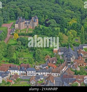 Frankreich, Departement Cher, Blancafort, das Dorf und die Burg, aus der Vogelperspektive Stockfoto