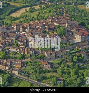 Frankreich, Département Dordogne, Belvès, Stadt, die als die schönsten Dörfer Frankreichs bezeichnet wird, aus der Vogelperspektive Stockfoto