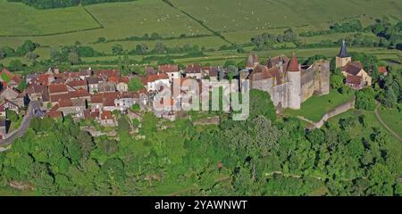 Frankreich, Département Côte-d'Or, Châteauneuf-en-Auxois, Dorf mit der Bezeichnung Les Plus Beaux Villages de France, aus der Vogelperspektive Stockfoto