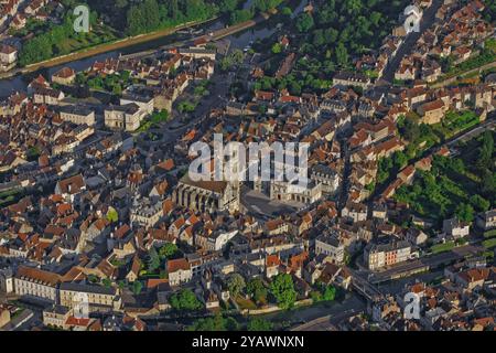 Frankreich, Département Nièvre, Clamecy, ein Dorf am Ufer der Yonne und des Canal du Nivernais, aus der Vogelperspektive Stockfoto