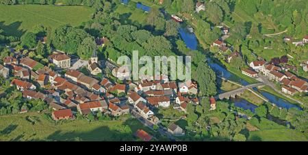 Frankreich, Département Côte-d'Or, Gissey-sur-Ouche, aus der Vogelperspektive des Dorfes, der vom Canal de Bourgogne und dem Fluss Ouche durchzogen wird. Stockfoto