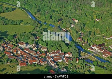 Frankreich, Département Côte-d'Or, Gissey-sur-Ouche, aus der Vogelperspektive des Dorfes, der vom Canal de Bourgogne und dem Fluss Ouche durchzogen wird. Stockfoto