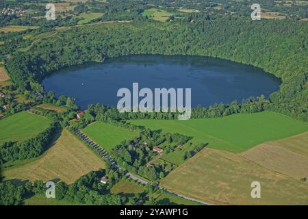 Frankreich, Puy-de-Dome, Charbonnières-les-Vieilles, Gur of Tazenat ist ein See vulkanischen Ursprungs, aus der Luft, Stockfoto