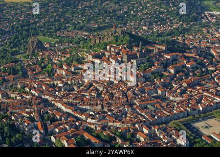 Frankreich, Département Haute-Loire, Stadt Le Puy-en-Velay von La Via Podiensis aus der Vogelperspektive Stockfoto