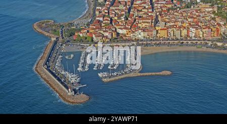 Frankreich, Departement Alpes-Maritimes, Menton, offene Hafenstadt am Mittelmeer, an der Grenze zu Italien, aus der Vogelperspektive Stockfoto