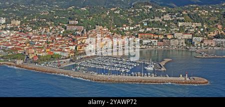 Frankreich, Departement Alpes-Maritimes, Menton, offene Hafenstadt am Mittelmeer, an der Grenze zu Italien, aus der Vogelperspektive Stockfoto