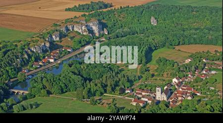 Frankreich, Département Yonne, Département Merry-sur-Yonne, Dorf im Tal des Départements Yonne, die Rocks Saussois am Fluss, aus der Vogelperspektive Stockfoto