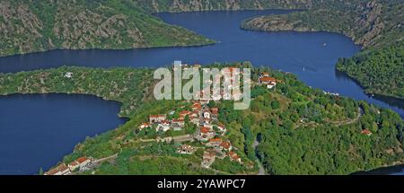 Frankreich, Loire, Saint-Victor-sur-Loire, mittelalterliche Stadt, mit Blick auf den See Grangent, aus der Vogelperspektive, Stockfoto