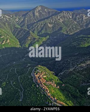 Frankreich, Departement Alpes-Maritimes, Utelle, hoch über dem Tal Vesubie Stadt, die Stadt ist bekannt für seine Pilgerfahrt zur Madonna von Utelle und die Kirche historisches Denkmal, aus der Vogelperspektive Stockfoto