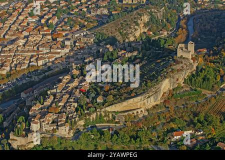 Frankreich, Departement Vaucluse, Vaison-la-Romaine und die mittelalterlichen Überreste der Burg der Grafen von Toulouse und der alten Brücke über den Fluss Ouvèze, allgemeine Sicht auf die Stadt, aus der Luft Stockfoto