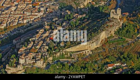 Frankreich, Departement Vaucluse, Vaison-la-Romaine und die mittelalterlichen Überreste der Burg der Grafen von Toulouse und der alten Brücke über den Fluss Ouvèze, allgemeine Sicht auf die Stadt, aus der Luft Stockfoto