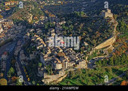Frankreich, Departement Vaucluse, Vaison-la-Romaine und die mittelalterlichen Überreste der Burg der Grafen von Toulouse und der alten Brücke über den Fluss Ouvèze, allgemeine Sicht auf die Stadt, aus der Luft Stockfoto