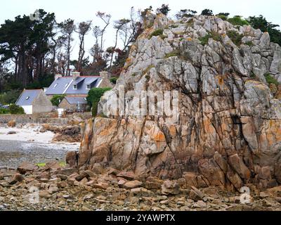 Bretagne. Die Häuser von Castel Meur an der Pointe du Chateau, in der Nähe von Le Gouffre, in der Stadt Plougrescant in der Cotes d'Armor, entlang der GR34, dem berühmten Zollweg. BRETAGNE, BRETON, WESTFRANKREICH, LANDSCHAFT, MEER, MEER, STRAND, URLAUB, URLAUB, FREIZEIT, TOURISMUS, TOURIST, REISENDE, URLAUB, WANDERN, WANDERER , WANDERN, TREKKING, BESUCH, ZOLLWEG, KÜSTENWEG, WETTER, STADT, MEERESSTATION, FELSVORSPRUNG: MHRC/PHOTO12 Stockfoto