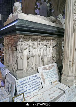 Bretagne. Ex-Voto vor dem Grab von Saint-Yves in der herzoglichen Kapelle der Kathedrale Saint-Tugduo von Treguier in der Cotes d'Armor, entlang der GR34, dem berühmten Zollbeamtenweg. Es wurde im 14. Jahrhundert an der Stelle eines älteren Gebäudes wieder aufgebaut und wurde zum Heiligtum von Saint-Yves, das am 19. Mai mit großer Vergebung gefeiert wurde. BRETAGNE, BRETON, COTES D'ARMOR, COTES DU NORD, WESTFRANKREICH, REGION, MEER, SEE, MARINE, TOURISMUS, TOURISTEN, REISENDE, URLAUBER, WANDERN, WANDERER, WALKER, TREKKING, AUSFLUG, BESUCH, GR 34, ZOLLWEG, KÜSTENWEG, STADT, SEEBAD, DORF, RELIGION, BE Stockfoto