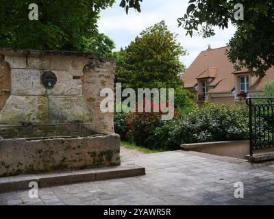 Frankreich. Das Dorf Saint-Prix im Val d’Oise, in dem Victor Hugo zwischen 1838 und 1840 im Chateau de la Terrasse lebte. Vorort von Paris. FRANKREICH-VAL D'OISE-SAINT PRIX-VILLAGE-TRADITION-CALME-IMMOBILIEN-PARISER VORORTE-BON VIVRE-JOLI-NICE-TRADITIONNEL-MODERNITE - VORORT-TRADITION-ERBE-HAUS-RUHIGE WOHNANLAGE-IMMOBILIEN-GUTES WOHNEN-SCHÖN-TRADITIONELL-MODERN-MODERN-MODERN-ANTIKER Stockfoto